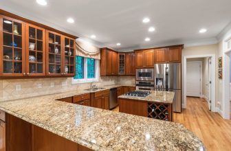 So stylen Sie Arbeitsplatten aus braunem Granit: Ideen und Inspo-Bilder